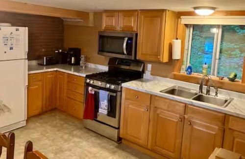 Kents Hill Cottage | Quaint & rustic 2-bedroom camp on Echo Lake