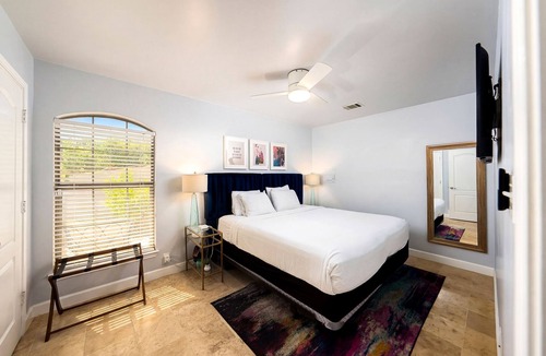 Helotes House | Relax at the Chiquita Casita: Hot Tub, Modern Decor, Covered Patio & BBQ