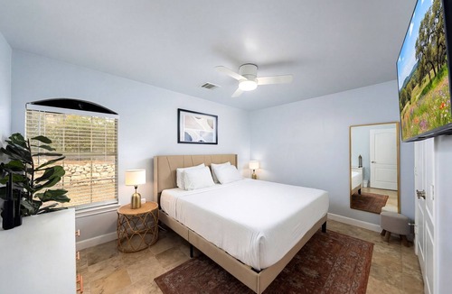 Helotes House | Relax at the Chiquita Casita: Hot Tub, Modern Decor, Covered Patio & BBQ