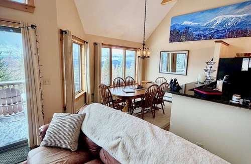 Rangeley Condo | Relaxing Ski-in/Ski-out Mountainside Getaway