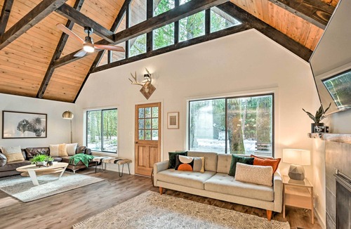 Skykomish Cabin | Remodeled Skykomish Escape w/ Loft + Hot Tub!