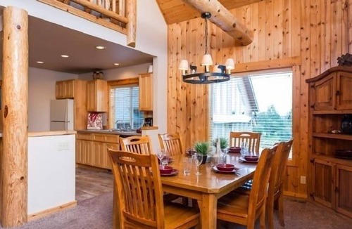 Redmond Ski Chalet | Restful 3-bedroom chalet at Eagle Crest with AC on the golf course.