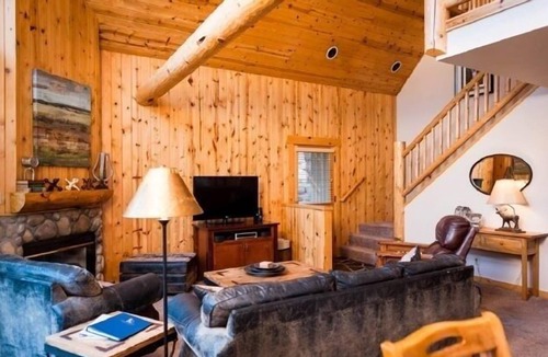 Redmond Ski Chalet | Restful 3-bedroom chalet at Eagle Crest with AC on the golf course.