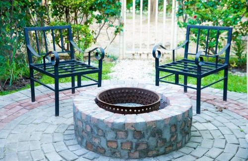 Lusaka Apartment | Retreat Aparthotel-Garden-Solar-Wi-Fi -Firepit-Park-carport