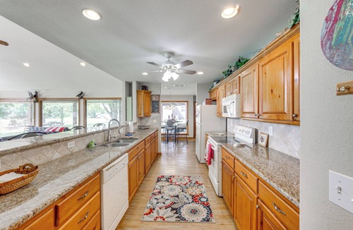Log Cabin Cottage | Rhodes Retreat w/Dock on Cedar Creek Lake!