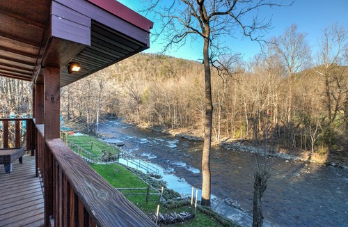 Townsend House | 🏞River View/Log Cabin/Private River Access/Hot Tub