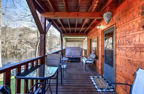 Townsend House | 🏞River View/Log Cabin/Private River Access/Hot Tub