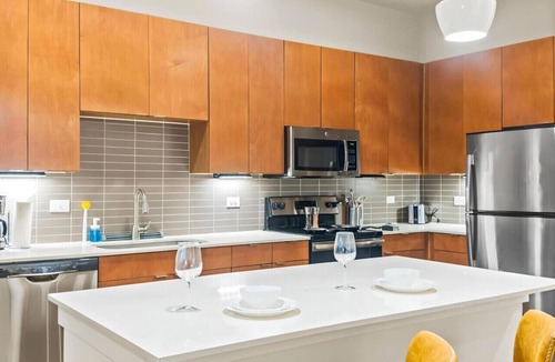 King William Apartment | River Walk Luxury: 2BR Apt | River Views+Pool+Gym