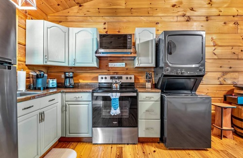 Townsend Cabin | Riverfront, ½ Mile to Smoky Mtn National Park
