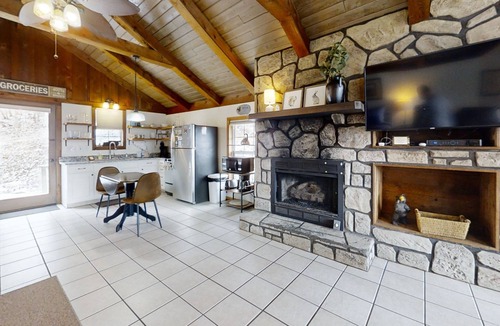 Townsend Cottage | Riverview 1 Bedroom Cabin by RedAwning