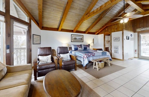 Townsend Cottage | Riverview 1 Bedroom Cabin by RedAwning