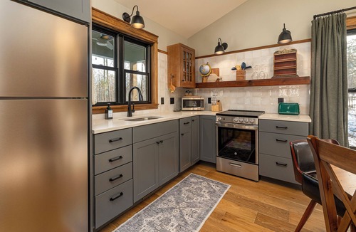 Carbondale Cabin | Romantic 1BR Cabin w/Hot Tub Near Carbondale