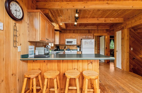 Rangeley House | Russell Cove 18 | Pet-Friendly Log Home | Lake Access | Sleeps 10