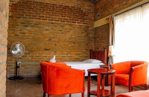 Nyanga Cabin | Rustic stone walls with modern conveniences in an African setting.