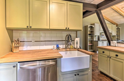 Warren Cabin | Saltwater Hot Tub & WFH-Friendly Warren Cabin!