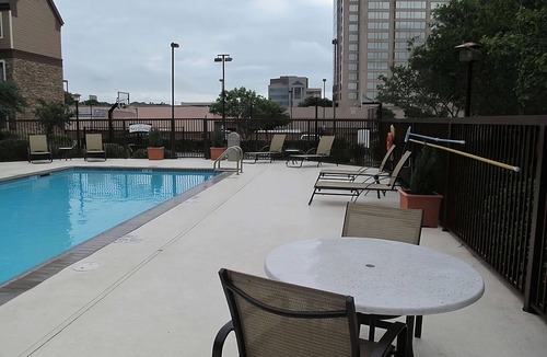 Vance Jackson Apartment | San Antonio Sea World Adventure! Free Breakfast, Kitchen, Outdoor Pool Available