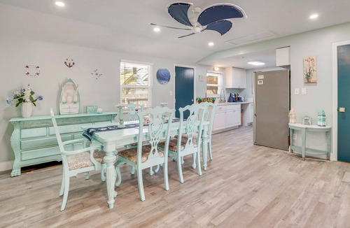 Ridge Wood Heights House | Sarasota Escape: Movie Room & Siesta Beach Fun!