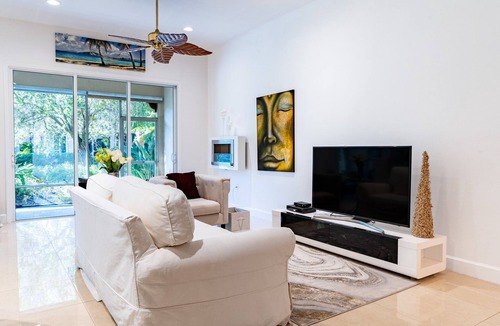 Palmer Ranch House | Sarasota Square Sleek Townhouse w/ Pool