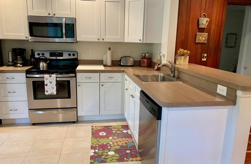 Ridge Wood Heights House | Secluded Cottage on 6.2-Acre Homestead IN TOWN 10-15 min to Beach/Downtown