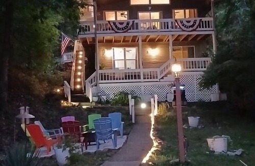 Goreville Ski Chalet | Secluded Lakefront, private dock, kayaks, paddle board, couples & family retreat