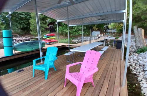 Goreville Ski Chalet | Secluded Lakefront, private dock, kayaks, paddle board, couples & family retreat