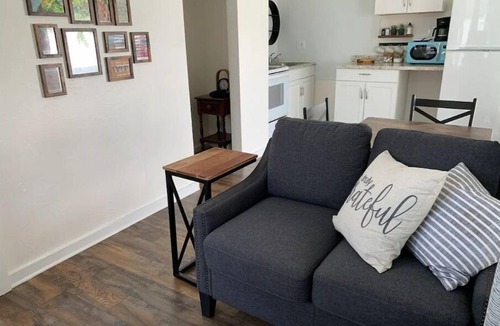 Alta Vista House | Secret Garden ~Downtown, Beaches, Pinecraft, Airports Low cleaning fee~ Sleeps 3