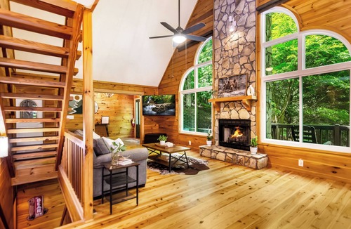 Walnut Mountain Cabin | Serene Walnut Mountain Getaway Hot Tub & Fire Pit Pet Friendly!