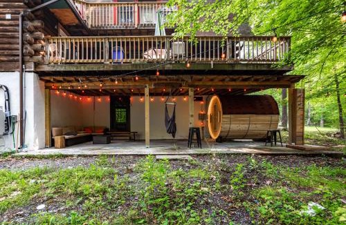 East Stroudsburg House | Seven Oaks Hot Tub Sauna POOL Game Room