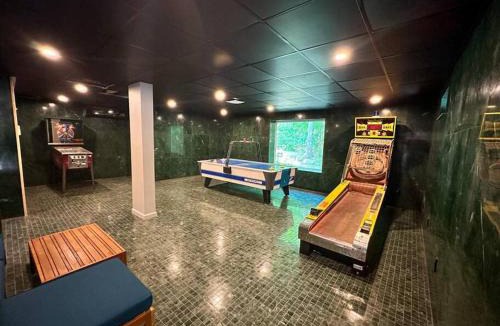 East Stroudsburg House | Seven Oaks Hot Tub Sauna POOL Game Room