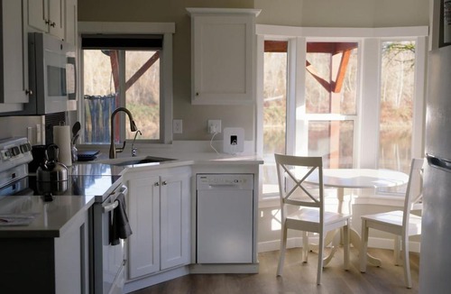 Monroe House | Skyriver Escape Riverfront With Hot Tub