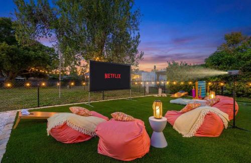 Bradenton House | Sleeps 12 Game Room Theatre Tiki Bar Pool