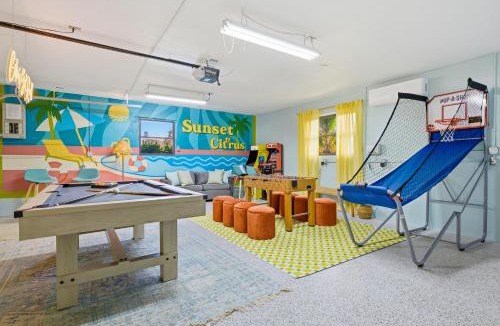 Bradenton House | Sleeps 12 Game Room Theatre Tiki Bar Pool
