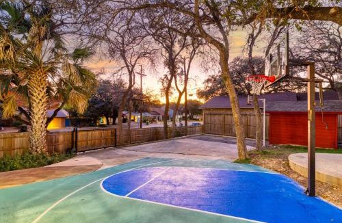 Hidden Creek House | Sleeps 18 Basketball Court Heated Pool Games