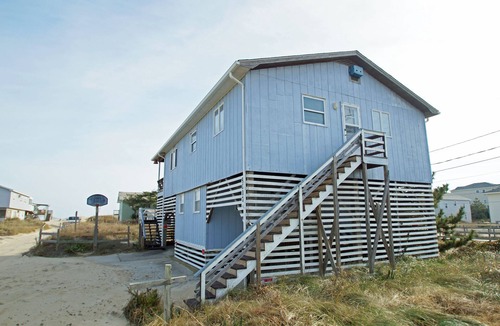 South Nags Head House | SN9017A- 4 BRs, 3 BAs, Basketball goal and only 3 homes from the beach! WIFI!