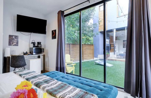 Southtown House | Southtown Guesthouse | Sleeps up to 2 | Walk to Alamodome & River Walk