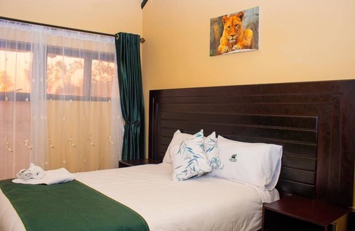 Kadoma Cabin | Spacious 18-bedroom lodge in gorgeous Kadoma with WiFi, comfy beds and many more