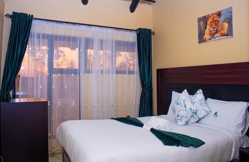 Kadoma Cabin | Spacious 18-bedroom lodge in gorgeous Kadoma with WiFi, comfy beds and many more