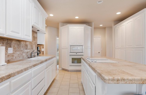 Sisters House | Spacious 1 Level Sisters Home - Walk to Downtown