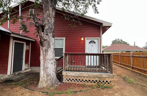 Five Points House | Spacious 3BR 3BA Sleeps 10 5 Min to River Walk
