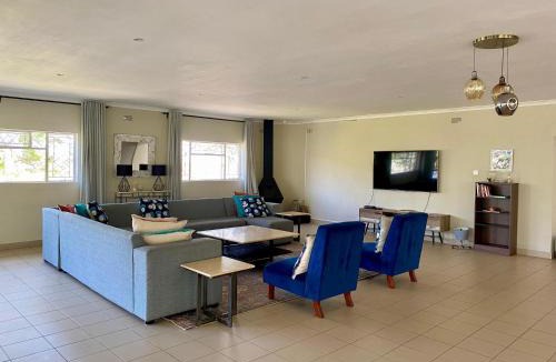 Mazvikadei Villa | Spacious 5 bed with spacious living area Dam View - 2246