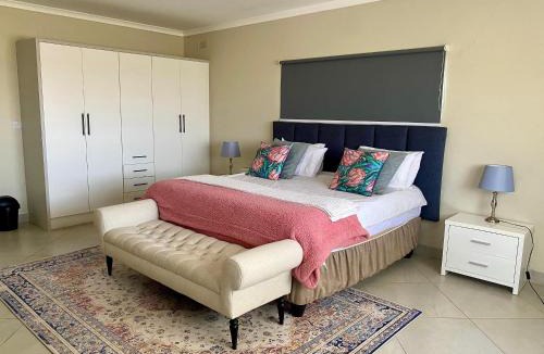 Mazvikadei Villa | Spacious 5 bed with spacious living area Dam View - 2246