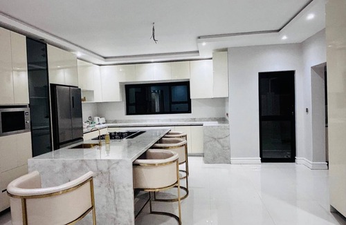 Harare East House | Spacious 5-bedroom house in charming Harare with AC