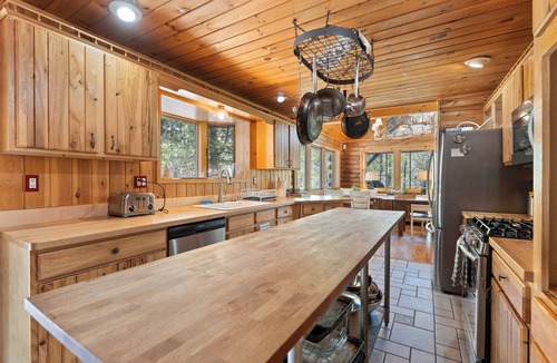 Warrensburg Cabin | Spacious log cabin in Warrensburg w/Hot Tub: 15 Mi to Lake George