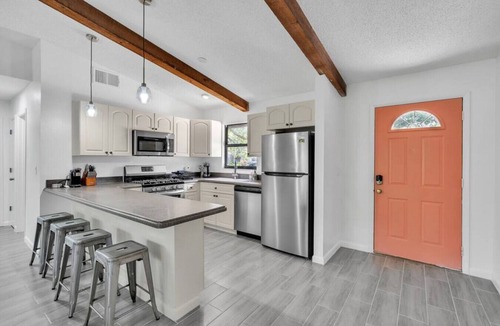 Ridge Wood Heights House | Spacious lux modern home, near downtown and beach