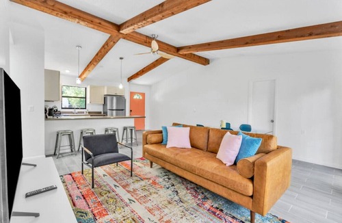 Ridge Wood Heights House | Spacious lux modern home, near downtown and beach
