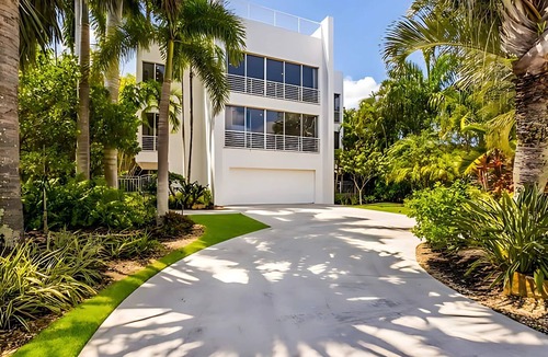 Saint Armands Key House | St Armands Key Walk to Beach - 3 Bedrooms 4+ Bathrooms Private Heated Pool