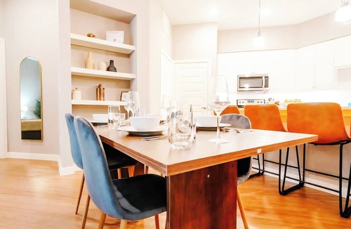 Tobin Hill Apartment | Stay in Luxury Just Steps Away From Fine Dining & Shopping, FREE Parking