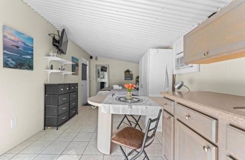Ridge Wood Heights Apartment | Stay Like a Sailboat Studio and Outdoor Shower