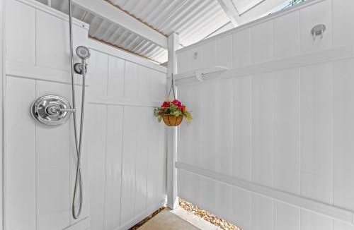 Ridge Wood Heights Apartment | Stay Like a Sailboat Studio and Outdoor Shower