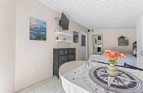 Ridge Wood Heights Apartment | Stay Like a Sailboat Studio and Outdoor Shower